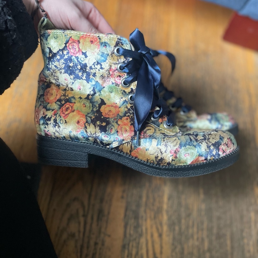 Dirty Laundry Suede Floral Valoor Combat Boots, size 7.5